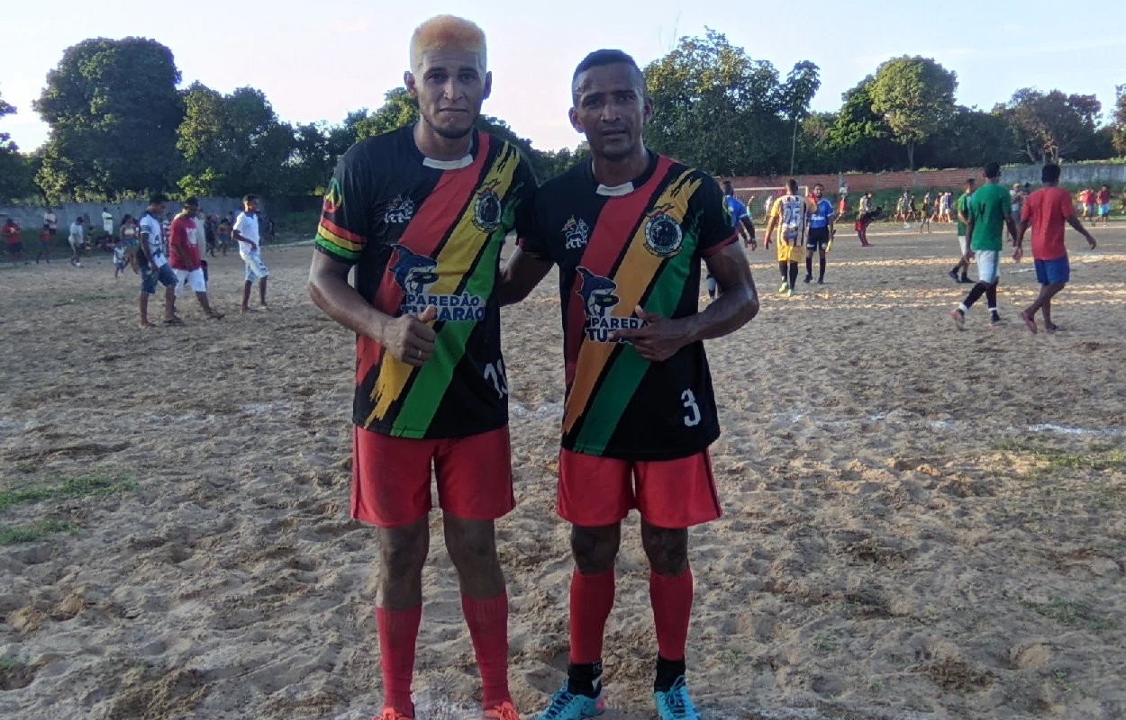 Na-imagem-os-zagueiros-Chales-e-Elvis-do-Reggae-Dance