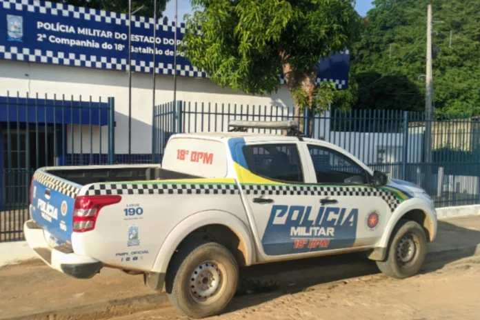 Na-imagem-uma-viatura-da-polícia-Militar-do-18ª-batalhão-em-gente-a-delegacia-da-cidade