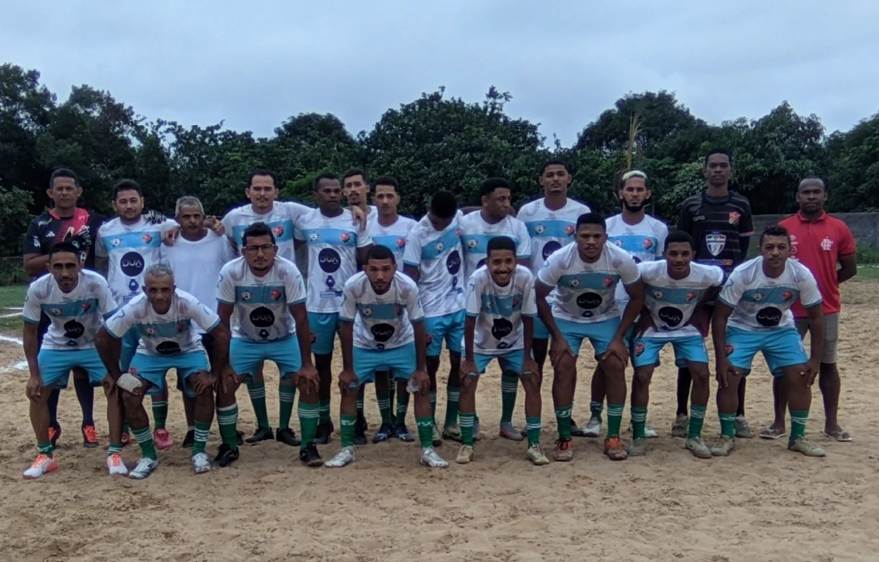 Na-foto-elenco-do-time-do-13-de-Maio