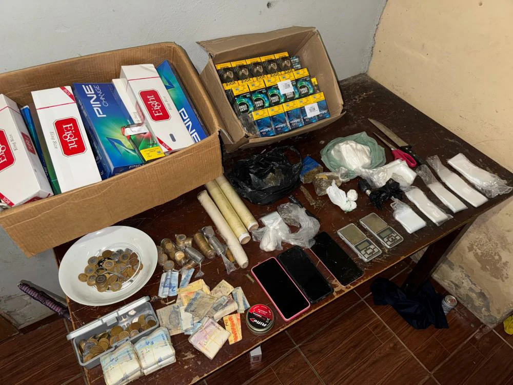 Na-foto-objetos-apreendidos-na-operação-balanças-de-precisão-e-maquininhas-de-cartão-cigarros-entre-outros