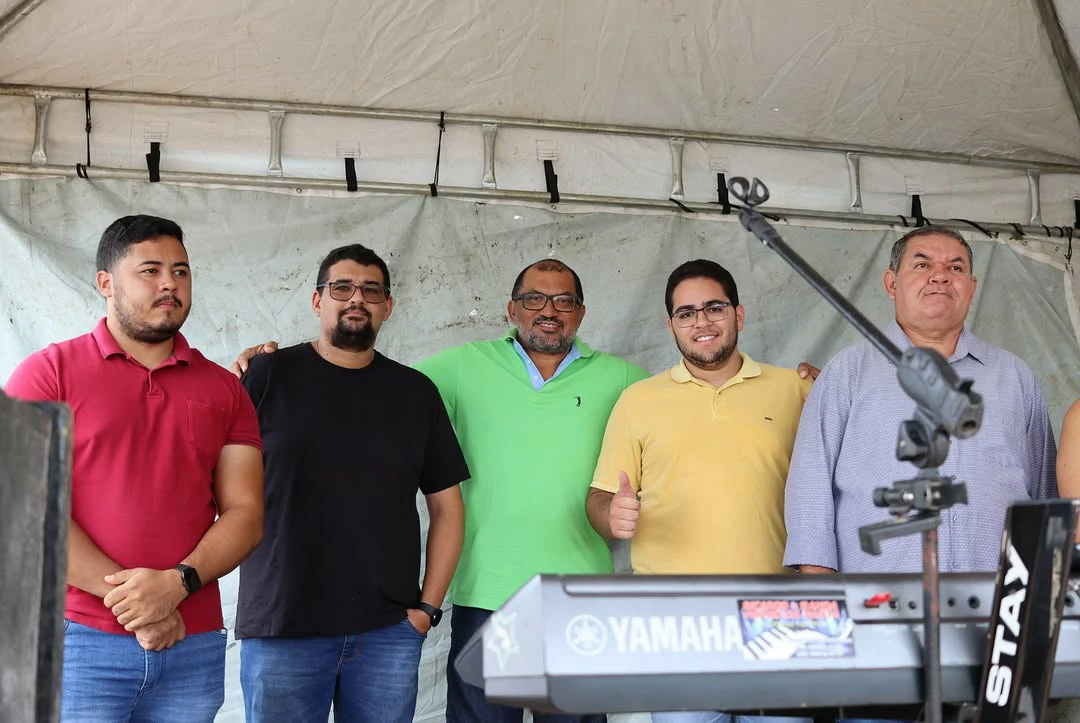 Na-foto-o-ex-candidato-a-vice-prefeito-Afonsinho-no-centro-da-foto-de-camisa-verde-aparece-ao-lado-de-amigos-e-lideranças-políticas-durante-as-ações-da-Carreta-Sesc-Saúde-Mulher.