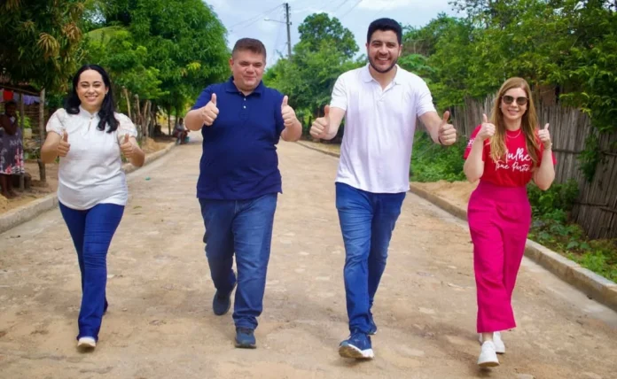 Gabriela-Nunes-Jadyel-Alencar-Fábio-e-Alessya-Xavier-entregam-10.500-metros-de-calçamento-em-Regeneração-no-Dia-Internacional-da Na-imagem-Gabriela-Nunes-Jadyel-Alencar-Fábio-Xavier-e-Alessya-Xavier-entregam-10.500-metros-de-calçamento-em-Regeneração-em-comemoração-ao-DiaInternacional-da-Mulher.