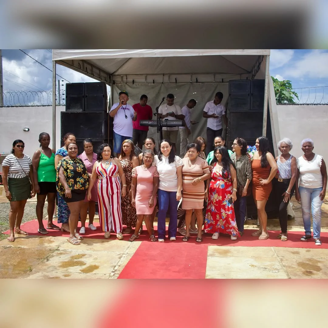 Na-foto-Gabriela-Nunes-aparece-ao-lado-de-outras-mulheres-reforçando-o-compromisso-com-a-saúde-e-o-bem-estar-da-população-feminina.