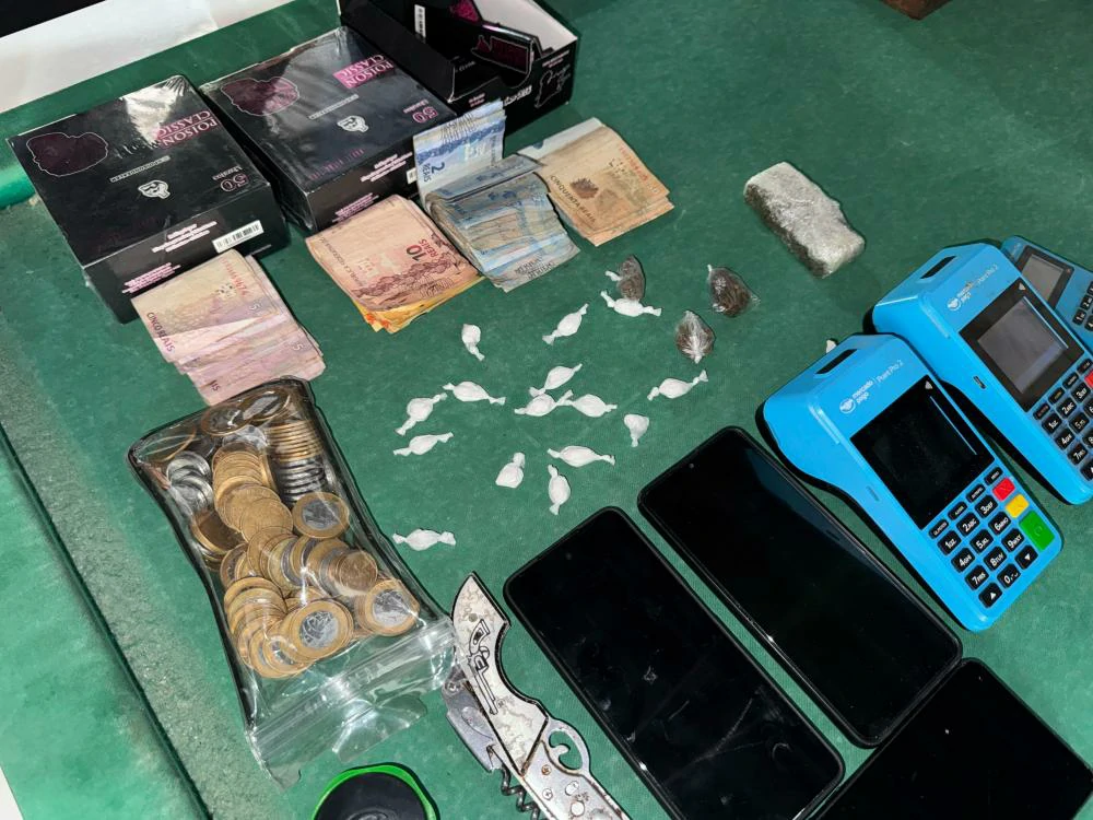 Na-imagem-materiais-apreendidos-na-operação-drogas-maconha-cocaína-entre-outros