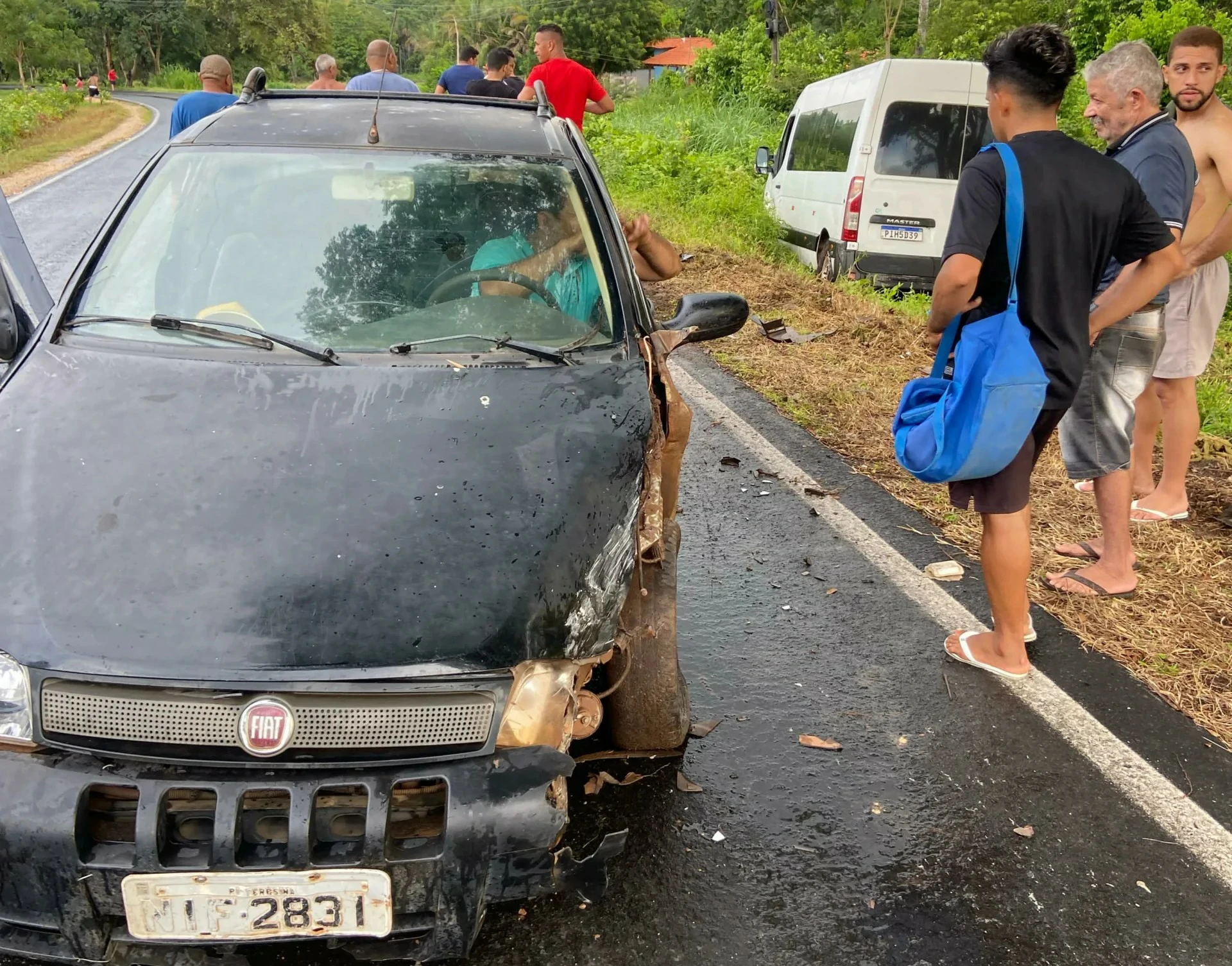 Imagem-da-frente-do-Fiat-preto-é-possível-ver-que-a-parte-lateral-da-frente-do-carro-ficou-destruída