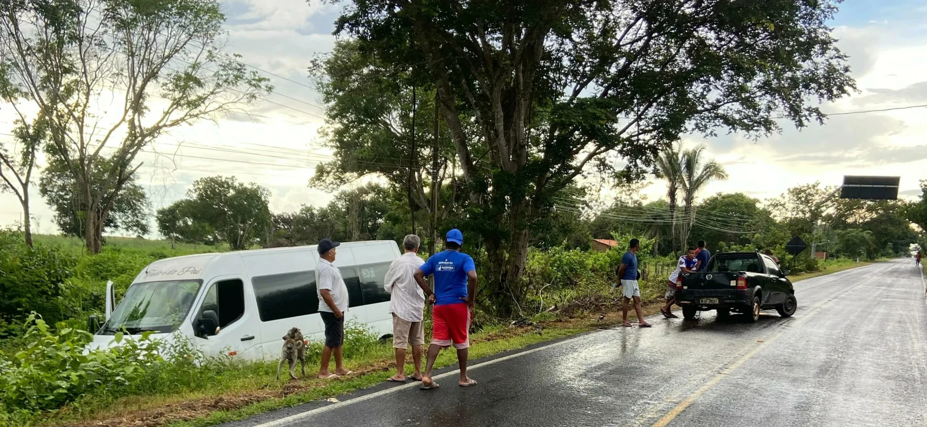 As-imagens-da-colisão-foi-violenta-entre-um-Fiat-e-Van-que-transportava-o-time-do-13-de-Junho-de-Palmeirais-o-Fiat-ficou-parado-no-meio-da-estrada-com-a-parte-frontal-lateral-completamente-destruída-Já-a-van-foi-projetada-para-fora-da-pista-e-caiu-em-uma-ribanceira-As-imagens-do-acidente-mostram-a-gravidade-do-impacto-mas-surpreendentemente-ninguém-se-feriu