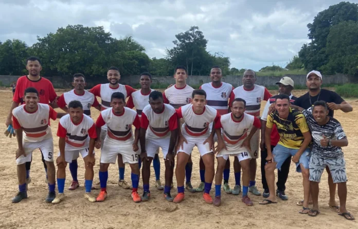 Na-imagem-time-do-Santa-Cruz-atual-campeão-do-Campeonato-do-CSU-derrotou-Havaí-por-5-a-3-em-um-jogo-cheio-de-emoções-e-reviravoltas-no-placar
