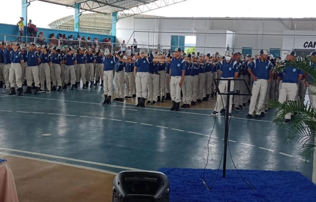 Alunos-do-Pelotão-Mirim-organizados-em-linha-vertical-durante-atividade-de-treinamento-no-Ginásio-Gonçalo-Teixeira-Nunes-em-Regeneração