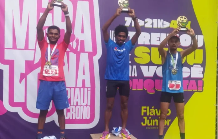 Fabinho-sobe-ao-pódio-na-1ª-Maratona-Piauí-Crono-a-maior-maratona-completa-já-realizada-no-estado Imagem-mostra-o-corredor-de-Regeneração-Fabinho-no-pódio-da-1ª-Maratona-Piauí-Crono-inédita-maratona-completa-de-42-km-feita-no-estado