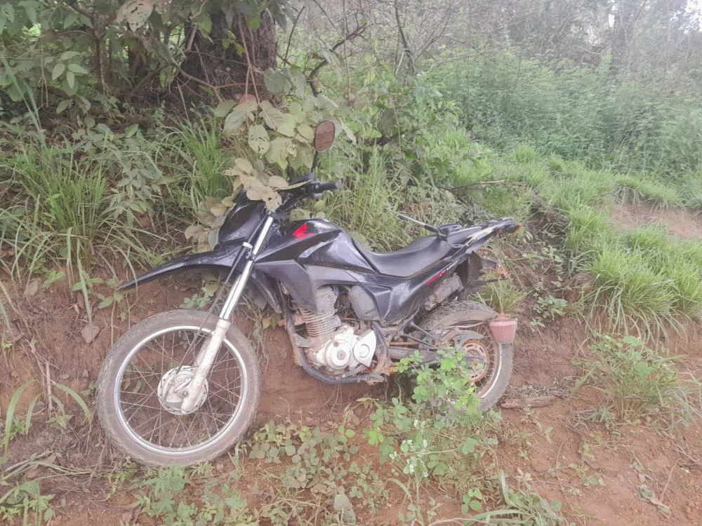 Na-foto-moto-preta-em-que-o-ex-vereador-viajava-caída-na-beira-da-estrada