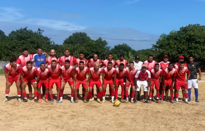 Foto-oficial-do-Ajax-campeão-do-CSU-com-todos-os-jogadores-e-a-comissão-técnica-reunidos