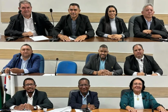 Na-imagem-os-vereadores-de-Regeneração-que-acabam-de-aprovar-o-Projeto-de-Lei-de-autoria-do-vereador-Daniel-Moreira-Ramos-(MDB)-que-proibido-o-uso-de-escapamentos-que-amplifiquem-o-nível-sonoro-original-dos-veículos-incluindo-motocicletas-motonetas-ciclomotores-e-afins-no-município-de-Regeneração