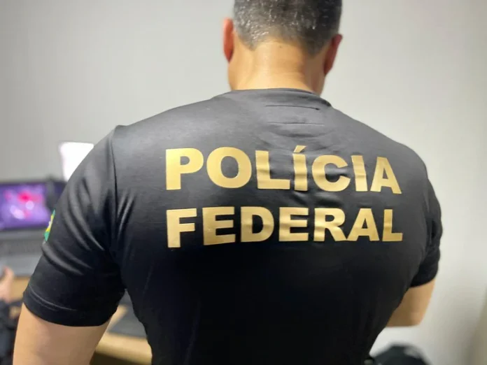 Polícia-Federal-prende-homem-acusado-de-abuso-sexual-infantojuvenil-em-Regeneração-PI Na-imagem-um-agente-da-polícia-federal