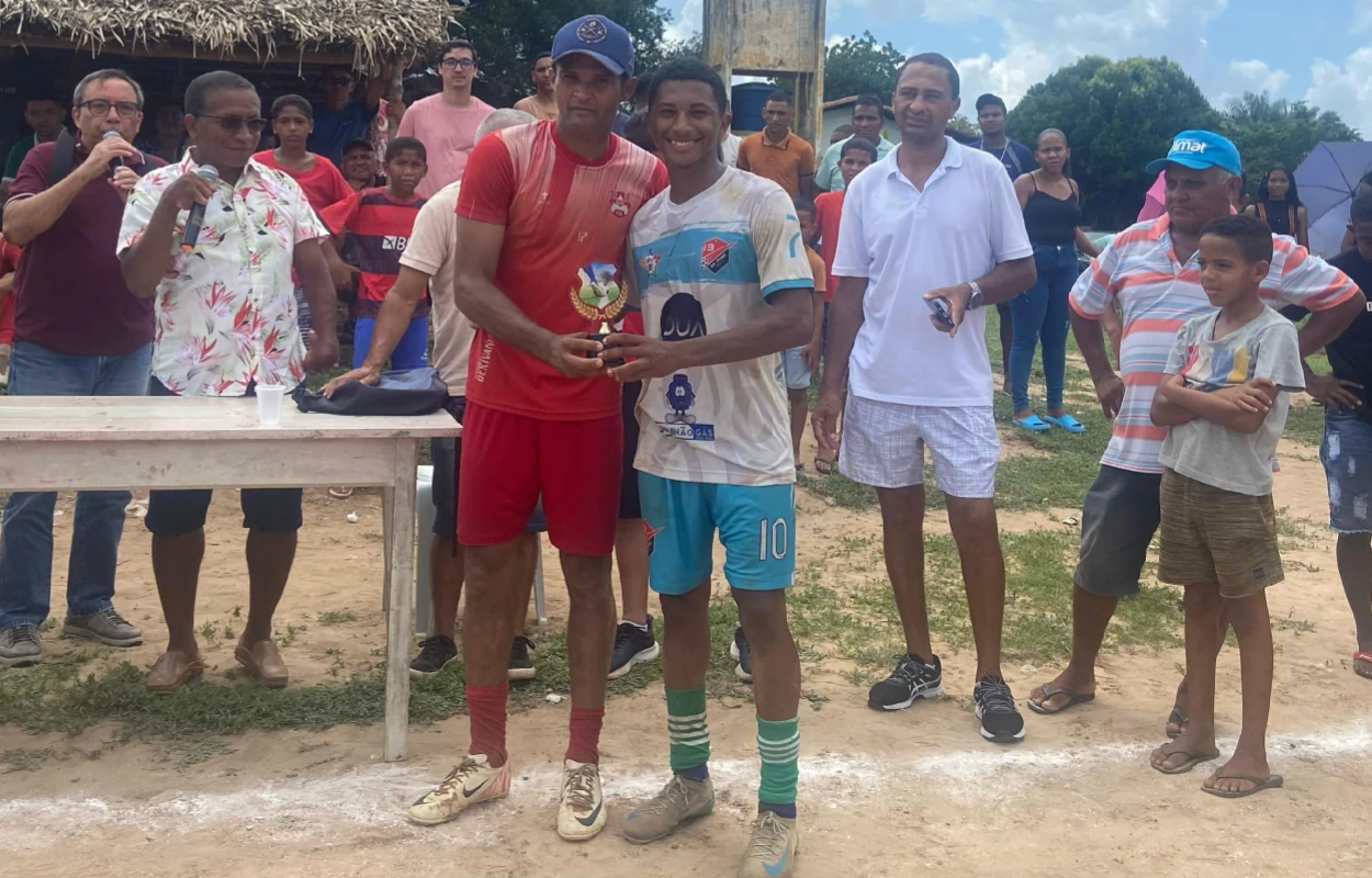 Thiaguinho-e-o-atacante-do-Ajax-Lourival-pousando-com-o-troféu-de-artilheiro-do-CSU