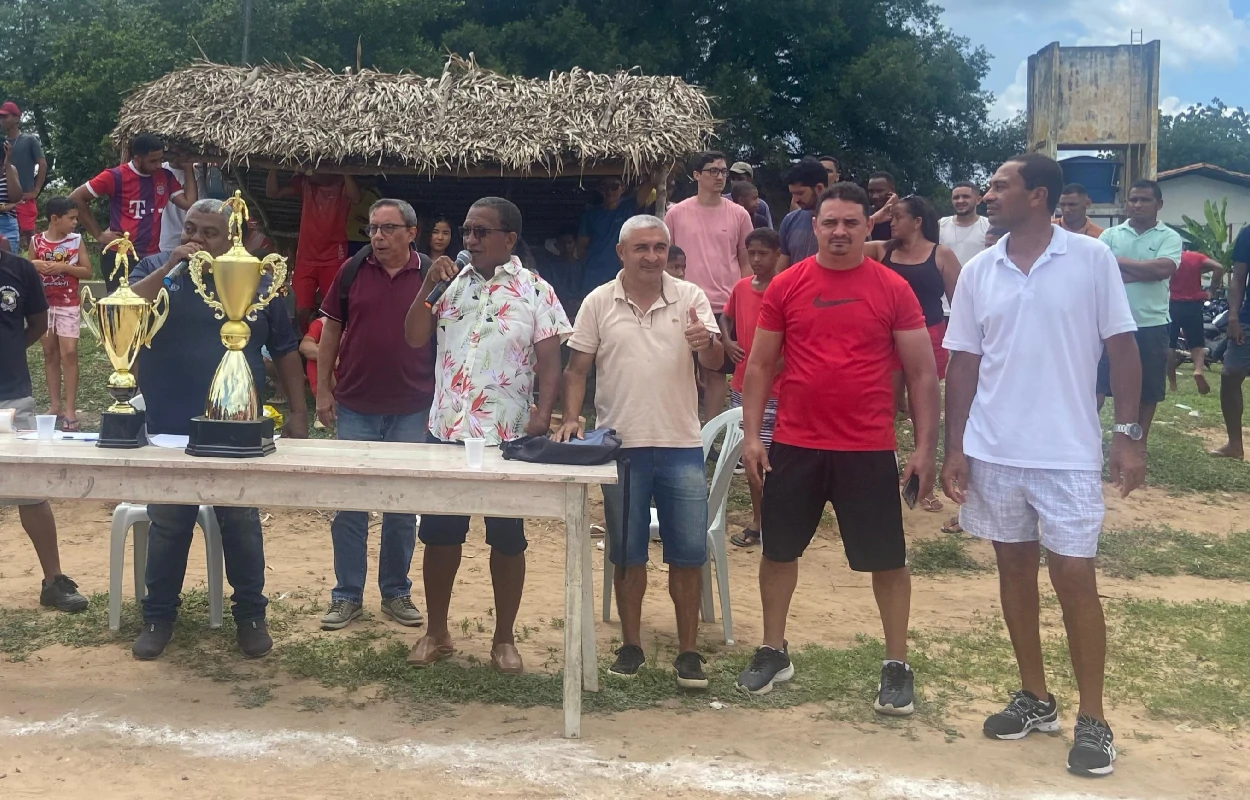 Na-imagem-organizadores-do-campeonato-do-CSU-Caim-e-Ciríaco-acompanhados-do-Secretário-de-Esportes-Bodão-e-outras-pessoas