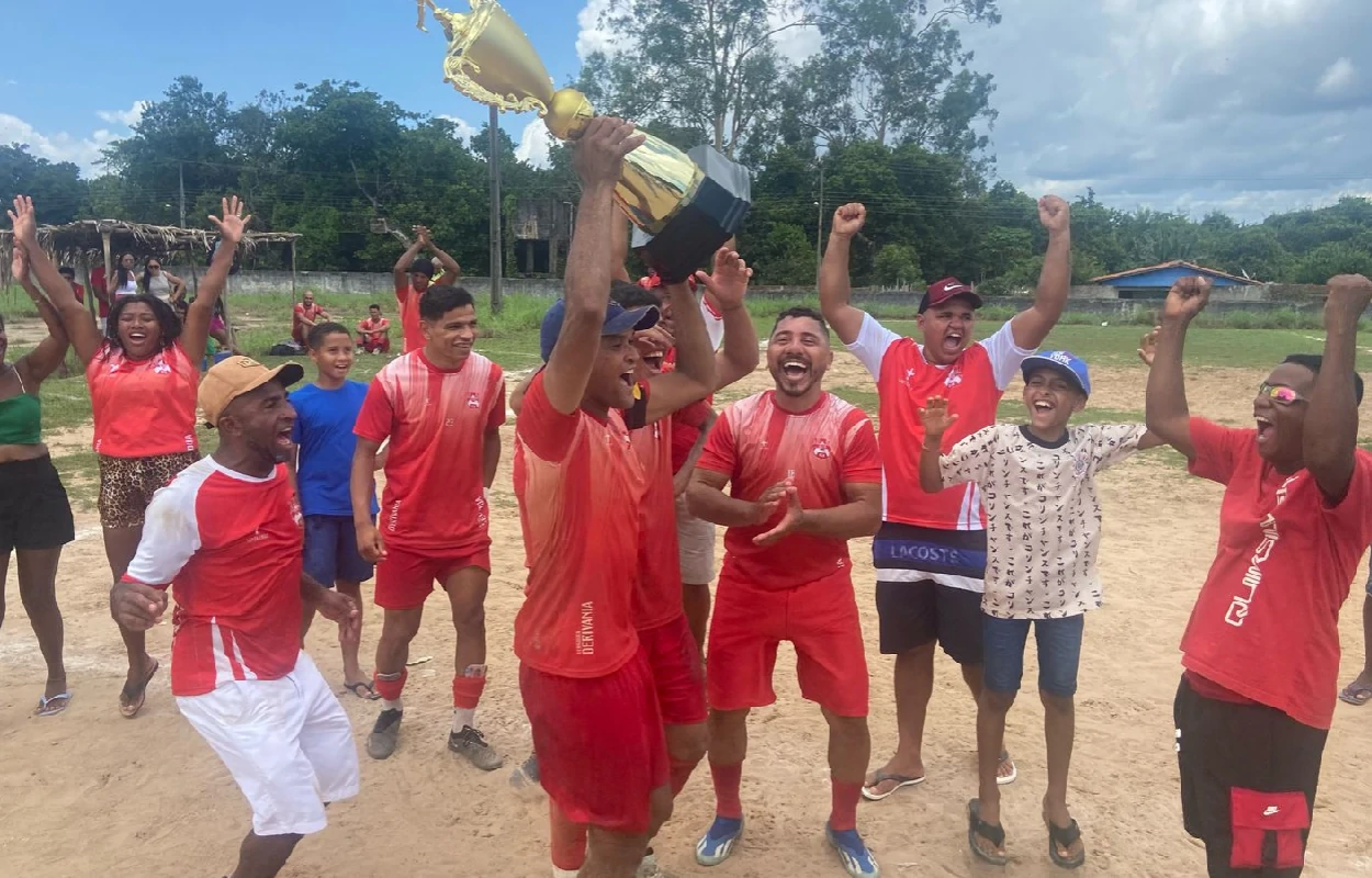 A-imagem-mostra-jogadores-do-Ajax-levantando-e-vibrando-com-o-troféu-de-campeão-Lourival-é-quem-ergue-a-taça
