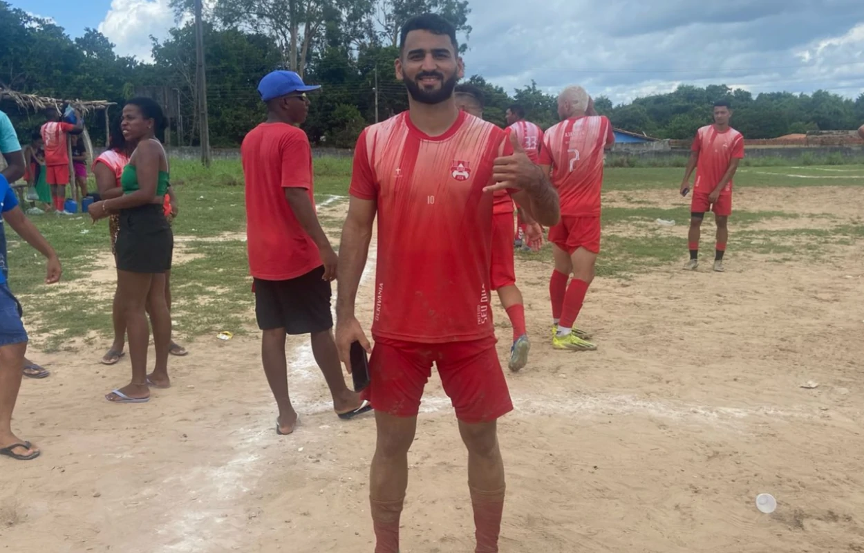 Na-foto-o-meia-atacante-do-Ajax-Vinicius-de-São-Francisco-do-Maranhão