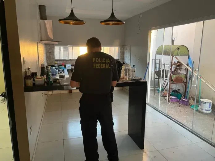 Polícia-Federal-cumpre-mandatos-contra-esquema-de-corrupção-que-desviava-dinheiro-da-assistência-social-e-FPM-na-prefeitura-de-Jardim-do-Mulato Na-imagem-foto-agente-da-polícia-federal-de-costas-durante-operação-que-desmantelou-um-esquema-de-desvio-de-recursos-públicos-na-cidade-de-Jardim-do-Mulato-Piauí