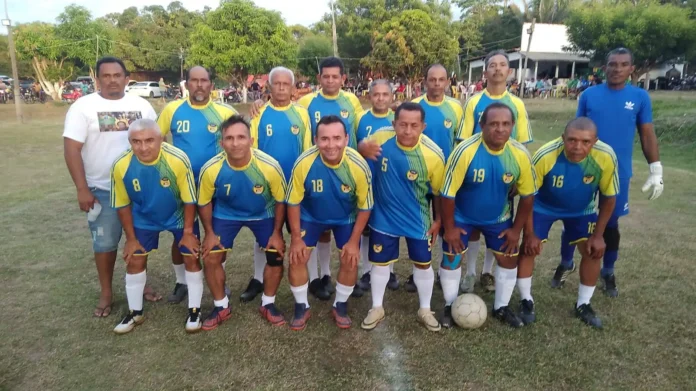 Foto-oficial-da-Seleção-de-futebol-de-Cinquentões-de-Regeneração-time-conquistou-a-1ª-Copa-Society-de-São-do-Piauí-e-voltou-levantar-um-título-importante-na-modalidade-depois-de-8-anos