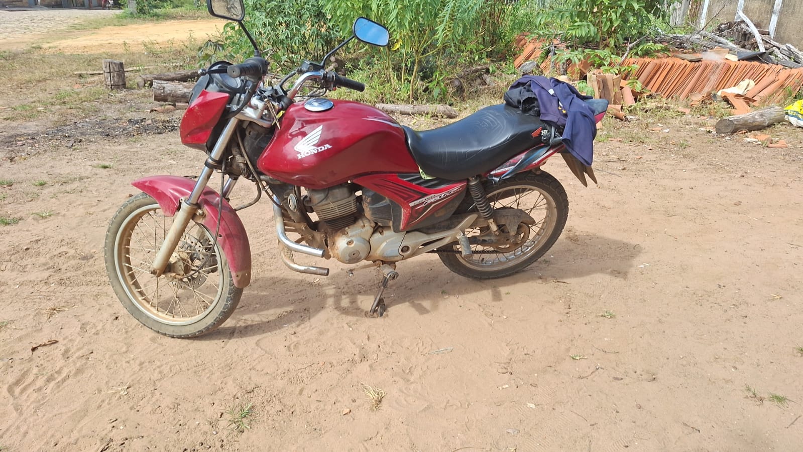 Na-imagem-a-moto-vermelha-usada-no-crime