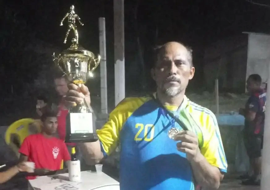 Na-imagem-o-zagueiro-Índio-da-Seleção-de-Cinquentões-de-Regeneração-levantando-o-troféu-de-campeão-ele-foi-eleito-o-melhor-jogador-do-campeonato