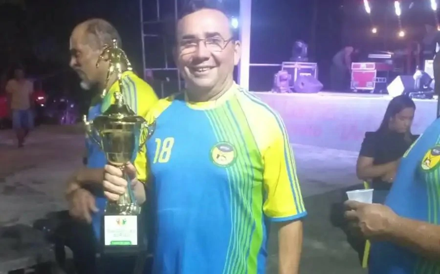 Zé-Alvino-craque-dos-Cinquentões-de-Regeneração-com-o-troféu-de-campeão