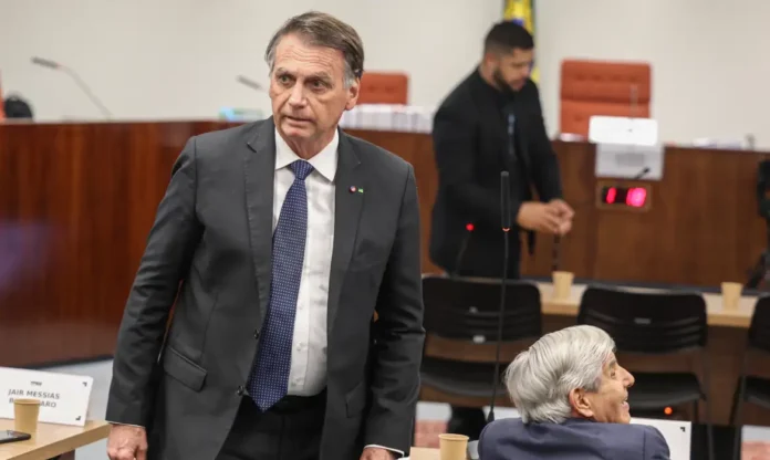 Foto-com-imagem-de-Jair-Bolsonaro-no-STF-durante-seu-depoimento-sobre-a-tentativa-de-Golpe-de-Estado.