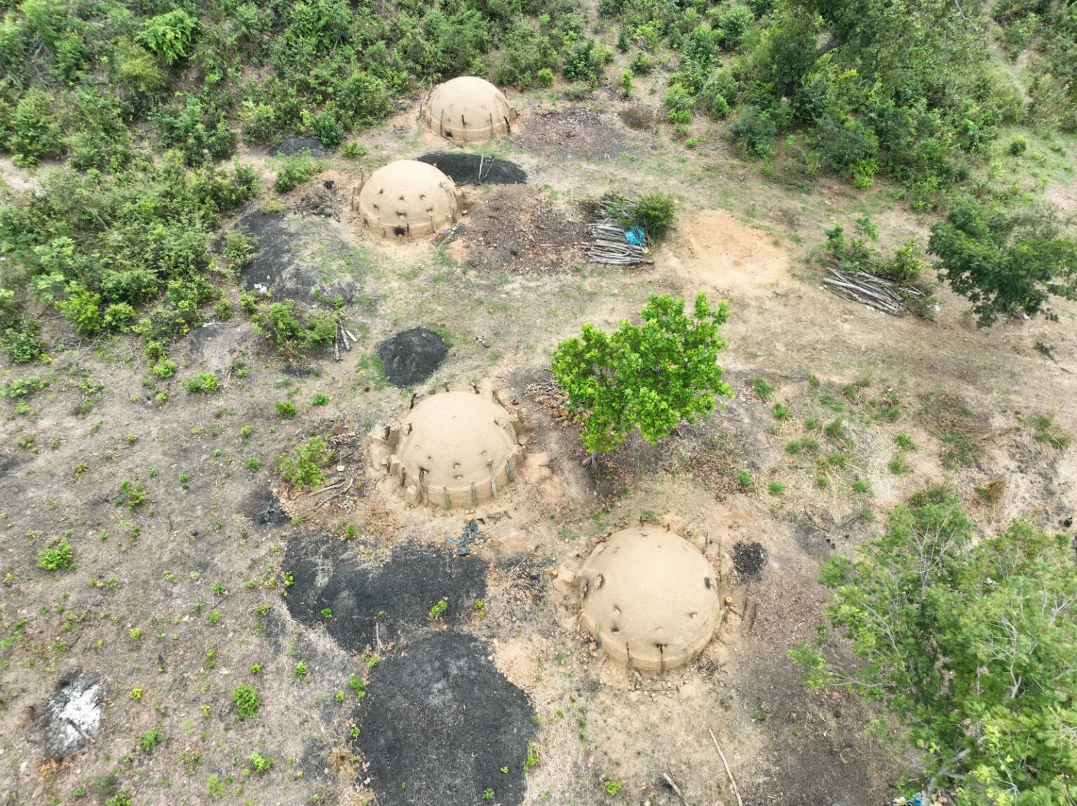 A-imagem-mostra-três-fornos-de-carvão-visto-de-cima-comunidade-Terra-Vermelha-zona-rural-de-Regeneração