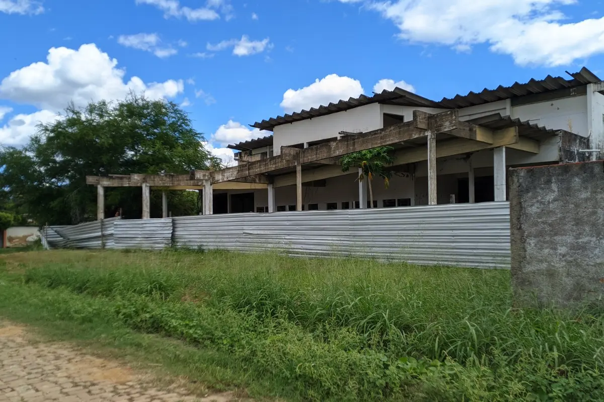 Foto-da-parte-de-trás-do-terminal-rodoviário-de-Regeneração-é-possível-ver-que-vândalos-derrubaram-as-barreiras-que-evitavam-a-entrada-de-pessoas-ao-local