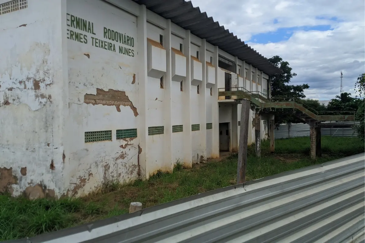 Foto-do-de-dentro-do-Terminal-Hermes-Teixeira-Nunes-paredes-caídas-outras-rachadas-estado-muito-precário-não-oferecendo-condições-mínimas-de-segurança-com-rachaduras-por-toda-parte-e-alto-risco-de-desabamento.