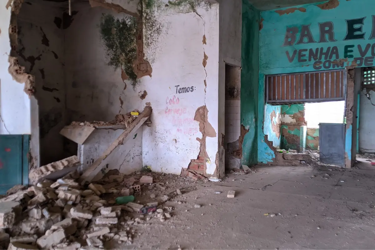 Foto-do-de-dentro-do-Terminal-Hermes-Teixeira-Nunes-paredes-caídas-outras-rachadas-estado-muito-precário-não-oferecendo-condições-mínimas-de-segurança-com-rachaduras-por-toda-parte-e-alto-risco-de-desabamento.