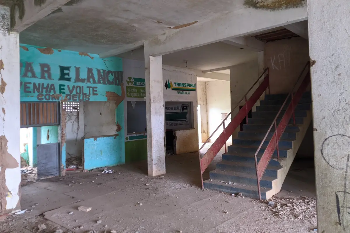 A-imagem-mostra-o-lado-de-dentro-de-terminal-rodoviário-de-Regeneração-totalmente-em-escombros-paredes-caídas-outras-rachadas-e-sério-risco-de-desabamento-