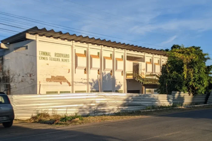 Justiça-condena-Prefeitura-de-Regeneração-a-demolir-e-reconstruir-terminal-rodoviário Imagem-do-terminal-rodoviário-de-Regeneração-as-condições-do-terminal-são-visivelmente-degradantes-com-sinais-de-abandono-e-falta-de-manutenção-rachaduras-por-toda-parte-e-alto-risco-de-desabamento