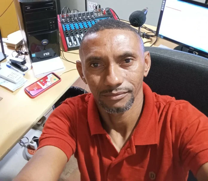 Foto de JP (12) - Copia Na-imagem-radialista-e-apresentador-do-jornal-da-Rádio-Tribuna-Tarcísio-Silva.