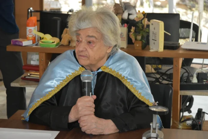 Brasil-lamenta-a-perda-da-arqueóloga-Niède-Guidon-pioneira-na-Serra-da-Capivara Na-imagem-a-arqueóloga-Niède-Guidon-recebendo-o-título-de-Doutora-Honoris-Causa-pela-UFPI-Universidade-Federal-do-Piauí