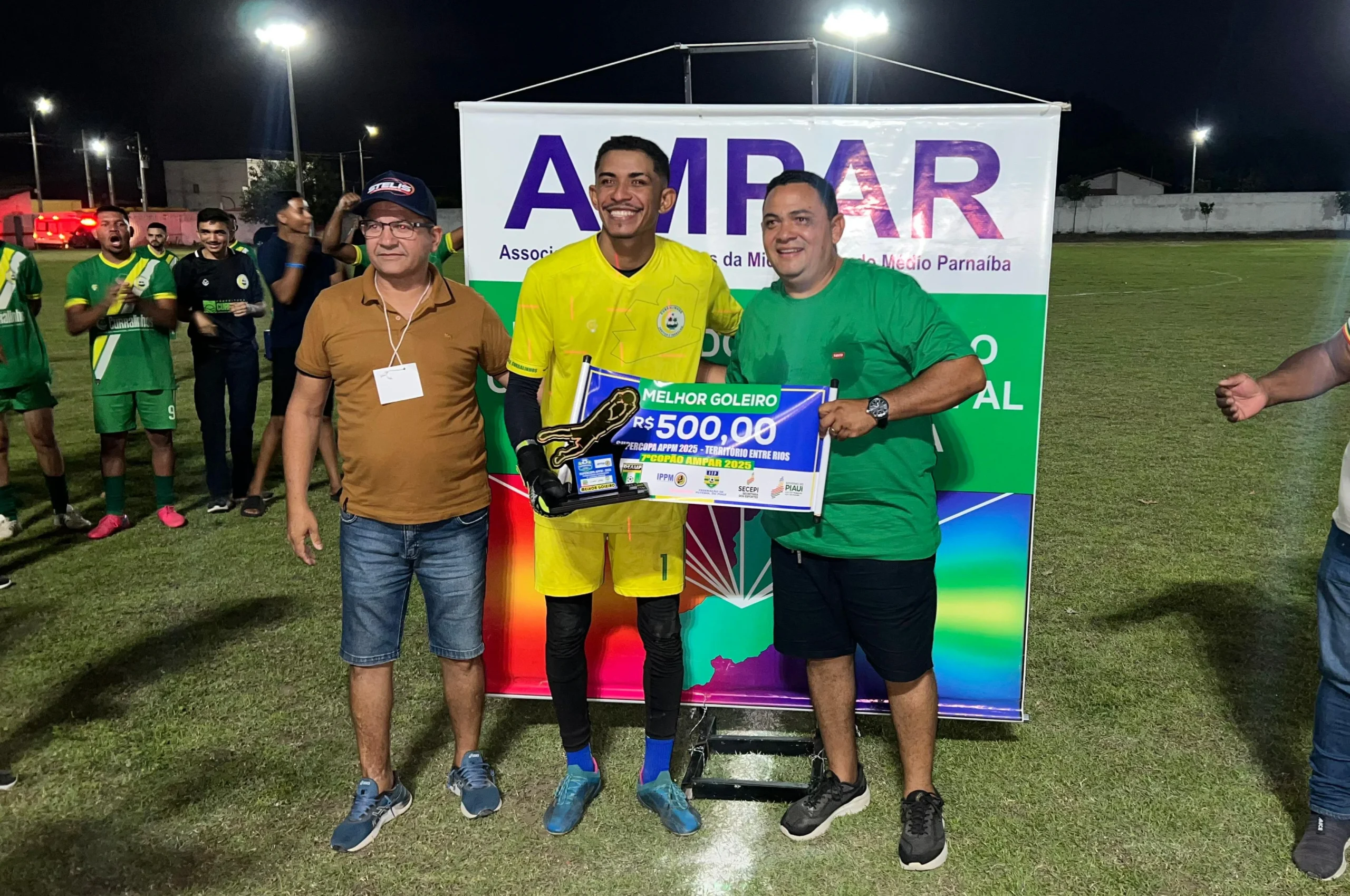 Na-imagem-o-goleiro-Drim-da-seleção-de-Curralinhos-recebendo-um-cheque-de-500-reais-dado-ao-melhor-goleiro-do-torneio