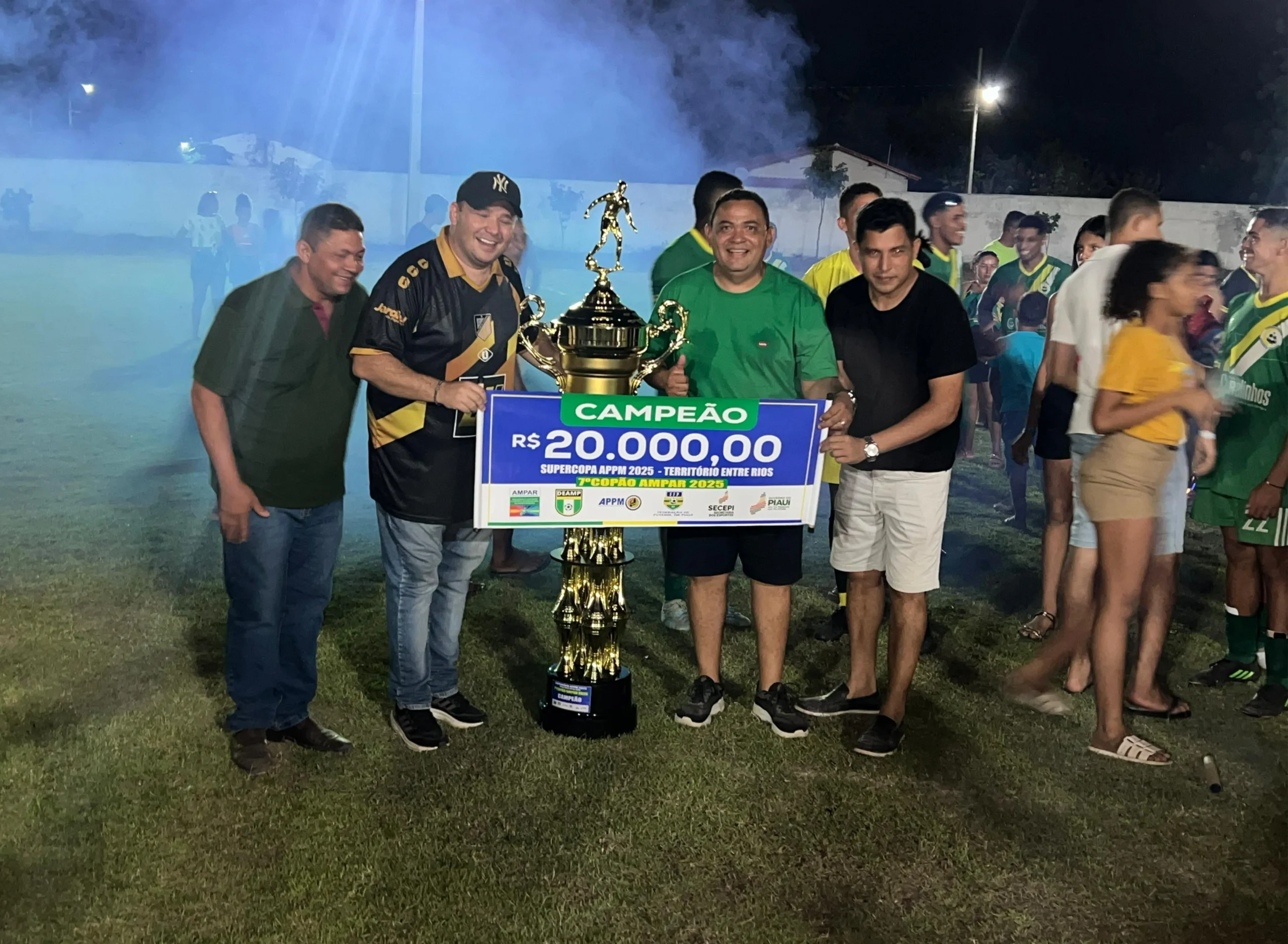 Comissão-técnica-da-Seleção-Curralinhos-mostrando-o-cheque-de-20-mil-reais-pela-conquista-da-Copa-AMPAR-Supercopa-APPM-de-Futebol-2025