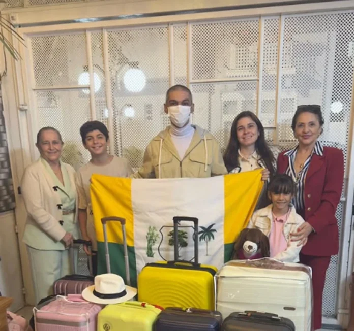 Na-imagem-Bruno-Neto-ao-lado-da-família-exibindo-com-orgulho-a-bandeira-da-cidade-de-Angical-de-volta-ao-lar