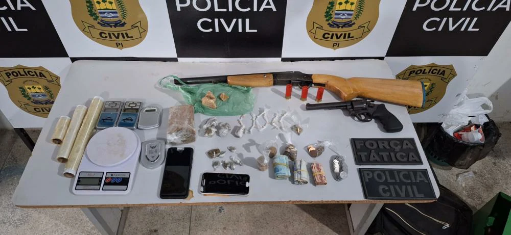 Imagem-dos-materiais-aprendidos-em-operação-da-polícia-que-desmantelou-ponto-de-venda-de-drogas-em-Regeneração