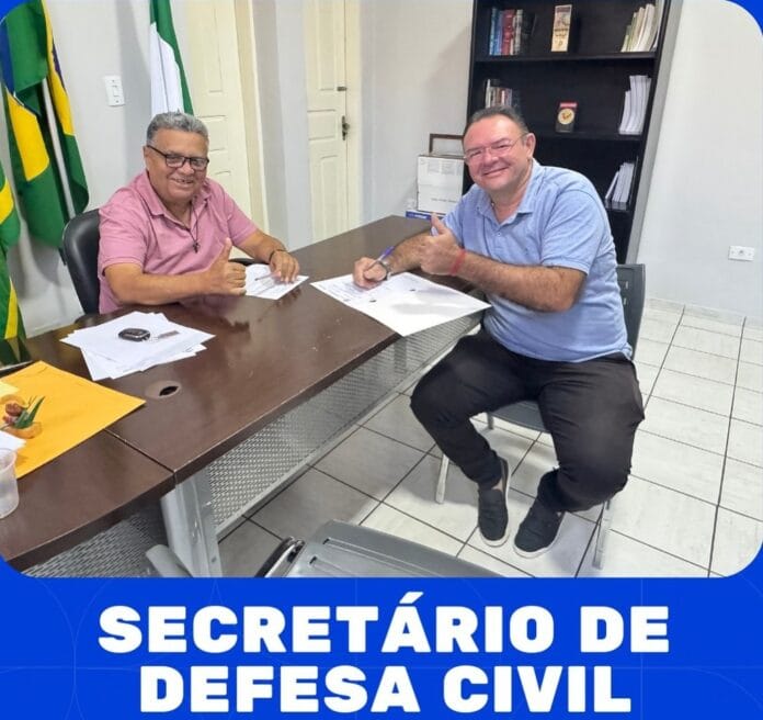 Prefeitura-de-Regeneração-cria-secretarias-de-Defesa-Civil-e-Juventude-gasto-com-novos-cargos-comissionados-custará-quase-R$-350-mil-aos-cofres-públicos Na-imagem-o-prefeito-de-Regeneração-Eduardo-Alves-Carvalho-o-“Seu-Dua”-dando-pose-ao-novo-Secretário-da-Defesa-Civil-Henrique-Texeira