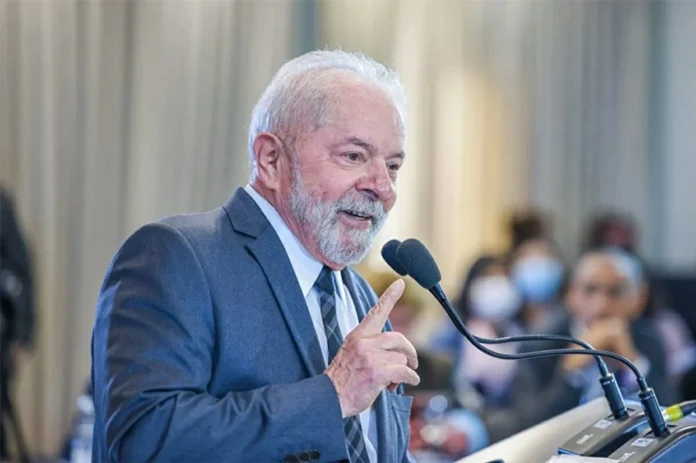 A-imagem-mostra-o-presidente-do-Brasil-Lula-discursando