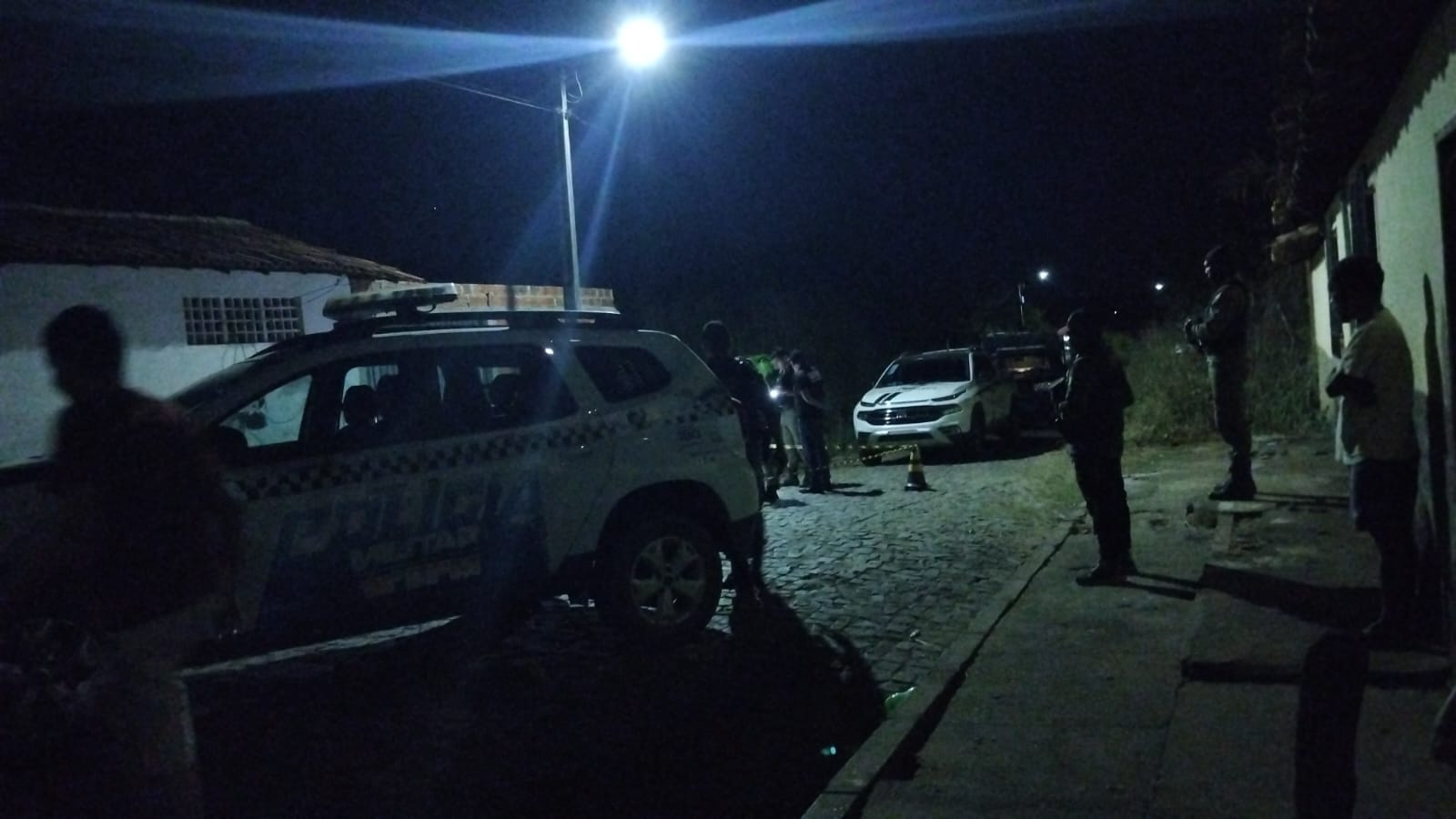 Na-imagem-viaturas-da-polícia-no-local-do-crime