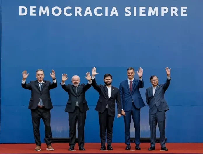 Na-imagem-presidentes-Lula-Gabriel-Boric-(Chile)-Gustavo-Petro-(Colômbia)-Yamandú-Orsi-(Uruguai)-e-Pedro-Sánchez-(Espanha)-assinam-manifesto-em-defesa-da-democracia-em-Santiago-no-Chile