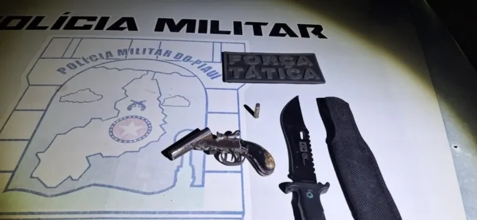 Mais-uma-prisão-por-porte-ilegal-de-arma-em-Regeneração-Homem-é-preso-com-revólver-Rossi-320-e-faca-no-bairro-Alto-do-Balanço, -em-Regeneraçãov A-foto-mostra-um-Revólver-Rossi-320-e-uma-munição-calibre-32-além-de-uma-faca-todo-material-foi-apreendido-com-um-homem-na-Avenida-Alberto-Leal-Nunes-na-cidade-de-Regeneração