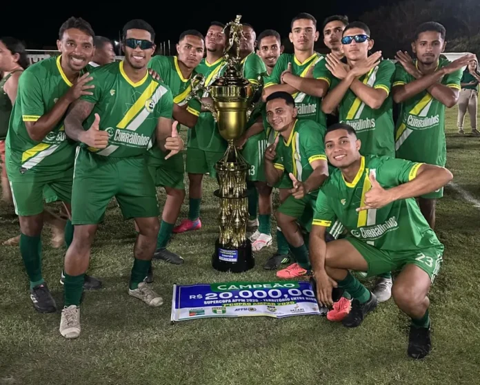 Na-imagem-jogadores-da-Seleção-de-curralinhos-pousando-com-o-cheque-o-troféu-e-cheque-de-20-mil-reais-pelo-título-da-Copa-AMPAR-Supercopa-APPM-de-Futebol-2025