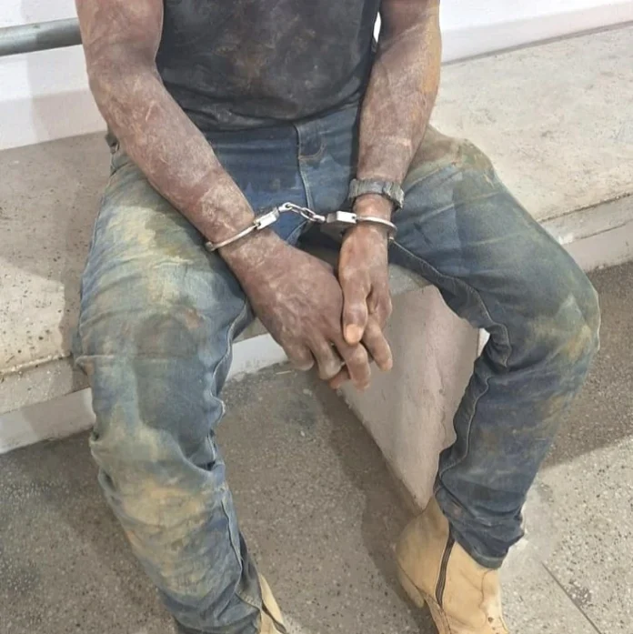 A-imagem-mostra-um-homem-com-as-mãos-amarradas-ele-foi-preso-próximo-a-casa-do-prefeito-de-Regeneração-suspeito-de-furto-de-gato-quando-se-preparava-para-vender-animais-roubados