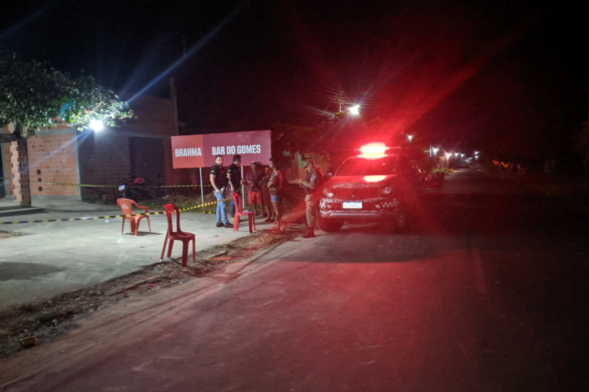 Na-imagem-viatura-da-polícia-Militar-na-Rua-Gonçalo-Nunes-no-Bairro-São-Vicente-cidade-de-Regeneração-onde-Buza-foi-morto-com-19-disparos