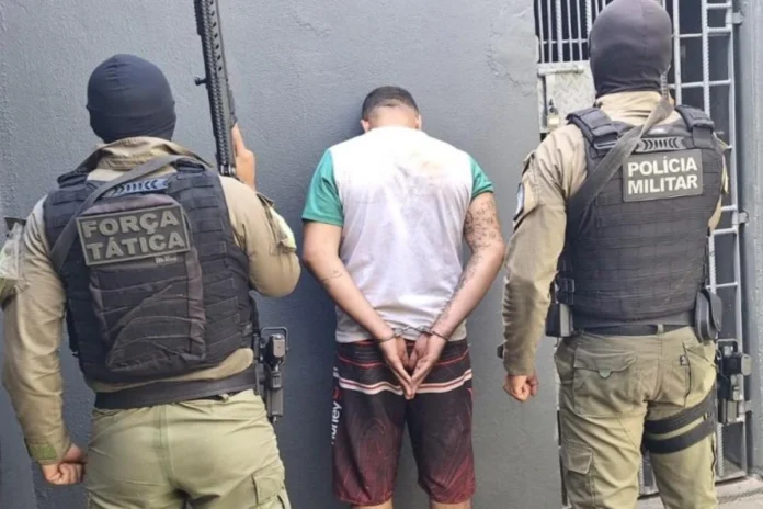 Na-foto-Ellyson-Jardel-Moura-e-Silva-ele-era-foragido-do-sistema-prisional-do-Piauí-e-foi-capturado-nesse-sábado-(12)-durante-cerco-policial-das-Polícias-Militares-de-Regeneração-Amarante-e-Jardim-do-Mulato-na-Vila-São-Cristóvão-Regeneração