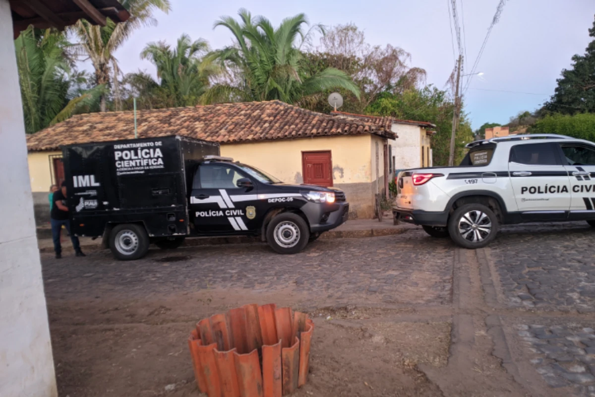 Na-foto-carro-do-IML-Floriano-recolhendo-o-corpo-da-vítima-na-esquina-das-ruas-Piauí-e-Deolino-Pessoa-no-bairro-Bela-Vista