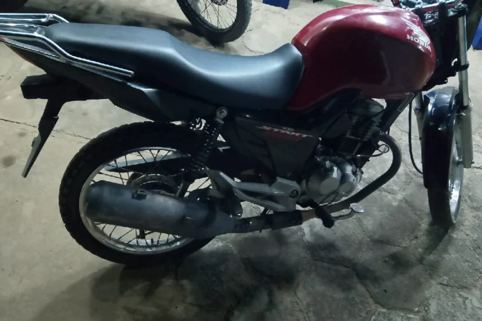 Na-imagem-Moto-Honda-CG-160-Start-cor-vermelha-com-restrição-de-roubo-recuperada-pela-polícia-Militar-de-Regeneração-Dono-disse-que-comprou-a-motocicleta-por-meio-de-um-anúncio-em-uma-página-de-vendas-no-Facebook-na-cidade-de-Oeiras-PI-pelo-valor-de-R$-8-mil